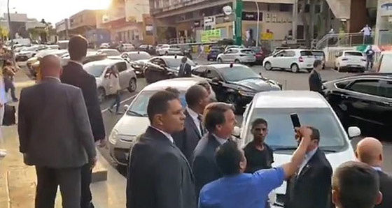 مسح أنفه ثم صافح امرأة.. رئيس البرازيل ينتهك قواعد كورونا! فيديو صورة رقم 12