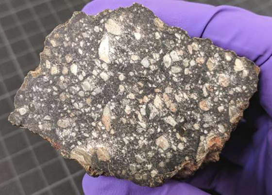 قطعة من القمر بحجم كرة القدم للبيع بسعر خيالي جنوني! صور صورة رقم 5