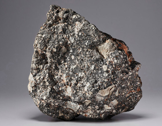 قطعة من القمر بحجم كرة القدم للبيع بسعر خيالي جنوني! صور صورة رقم 2