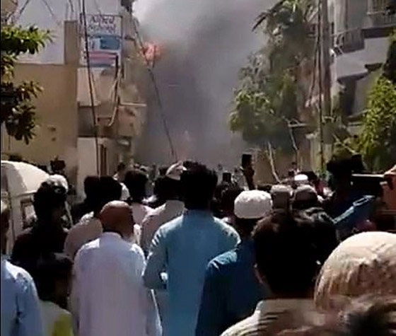 تحطم طائرة على متنها 107 ركاب فوق حي مكتظ بالسكان في باكستان صورة رقم 1