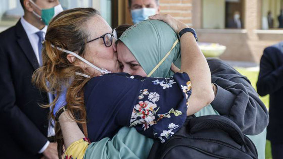  صور وفيديو: مهاجمة الإيطالية سيلفيا رومانو (خائنة ومجنونة!) لاعتناقها الإسلام صورة رقم 1
