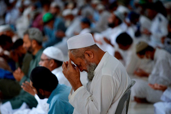 تكبيرات بلا مصلين.. هكذا احتفل العالم بعيد الفطر مع جائحة كورونا! صورة رقم 7
