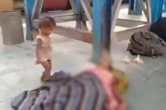 شاهد طفلا يوقظ أمه الميتة بسبب الحجر 