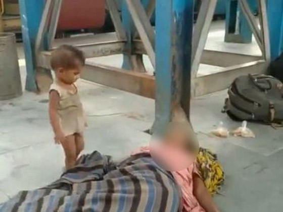 شاهد طفلا يوقظ أمه الميتة بسبب الحجر 