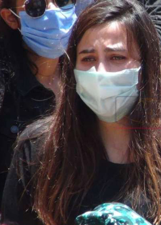  فيديو وصور جنازة حسن حسني: انهيار ابنته واحفاده، وهجوم على الفنانين لغيابهم! صورة رقم 4