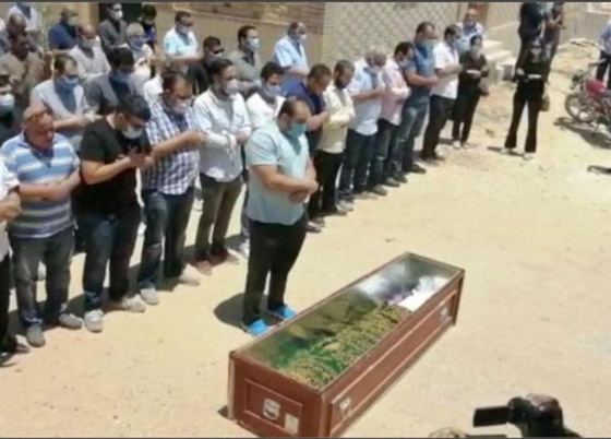  فيديو وصور جنازة حسن حسني: انهيار ابنته واحفاده، وهجوم على الفنانين لغيابهم! صورة رقم 2