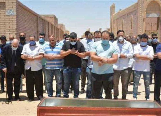  فيديو وصور جنازة حسن حسني: انهيار ابنته واحفاده، وهجوم على الفنانين لغيابهم! صورة رقم 5
