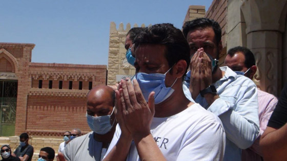  فيديو وصور جنازة حسن حسني: انهيار ابنته واحفاده، وهجوم على الفنانين لغيابهم! صورة رقم 6