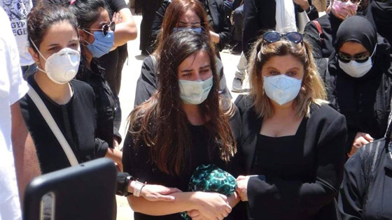  فيديو وصور جنازة حسن حسني: انهيار ابنته واحفاده، وهجوم على الفنانين لغيابهم! صورة رقم 7