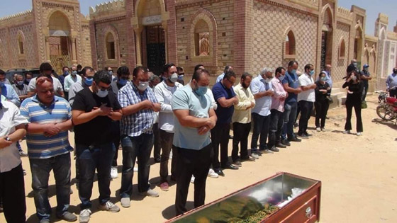  فيديو وصور جنازة حسن حسني: انهيار ابنته واحفاده، وهجوم على الفنانين لغيابهم! صورة رقم 8
