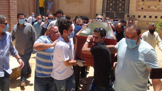  فيديو وصور جنازة حسن حسني: انهيار ابنته واحفاده، وهجوم على الفنانين لغيابهم! صورة رقم 9
