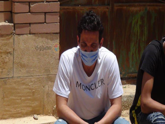  فيديو وصور جنازة حسن حسني: انهيار ابنته واحفاده، وهجوم على الفنانين لغيابهم! صورة رقم 10