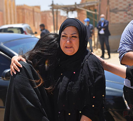  فيديو وصور جنازة حسن حسني: انهيار ابنته واحفاده، وهجوم على الفنانين لغيابهم! صورة رقم 1