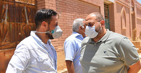  فيديو وصور جنازة حسن حسني: انهيار ابنته واحفاده، وهجوم على الفنانين لغيابهم! صورة رقم 11