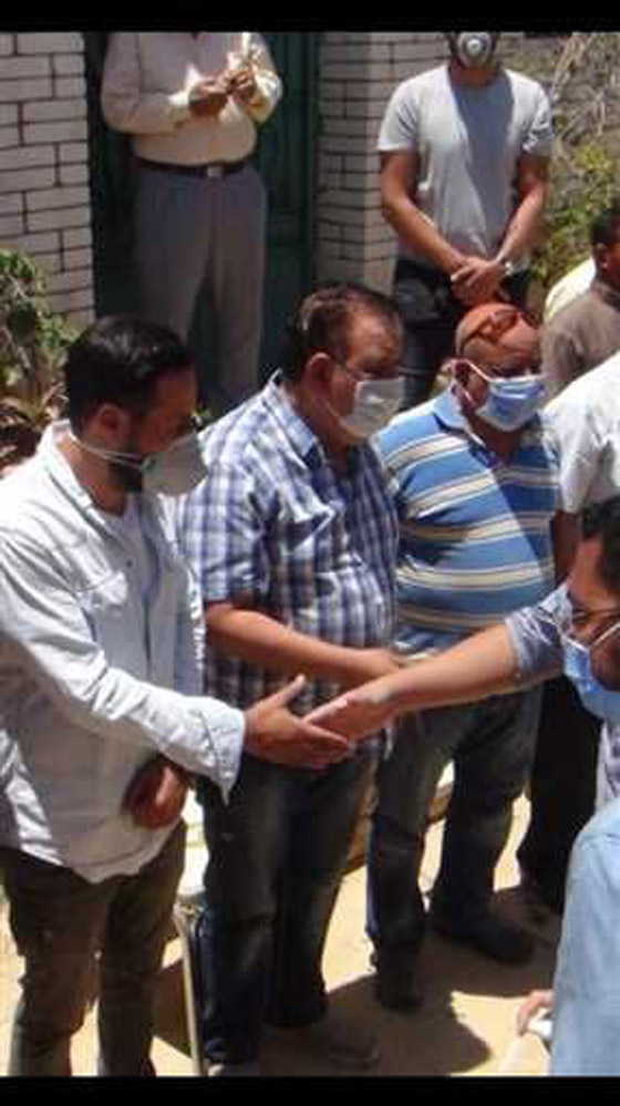 فيديو وصور جنازة حسن حسني: انهيار ابنته واحفاده، وهجوم على الفنانين لغيابهم! صورة رقم 12