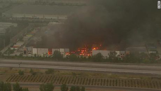 شاهدوا.. حريق هائل يلتهم مستودعات أمازون في كاليفورنيا صورة رقم 4