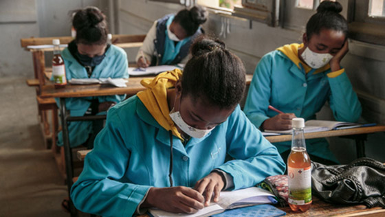 طلبية سكاكر بمليوني يورو بأفقر الدول.. تثير سخطا وتقيل وزيرة صورة رقم 2