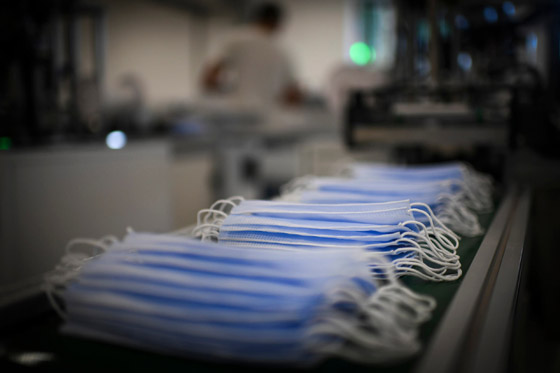 منتجع للأثرياء يصنع الكمامات ويوزعها مجاناً على الأكثر فقراً صورة رقم 4