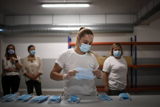 منتجع للأثرياء يصنع الكمامات ويوزعها مجاناً على الأكثر فقراً صورة رقم 7