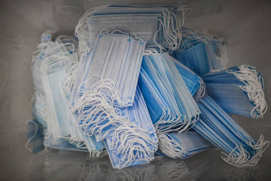 منتجع للأثرياء يصنع الكمامات ويوزعها مجاناً على الأكثر فقراً صورة رقم 9