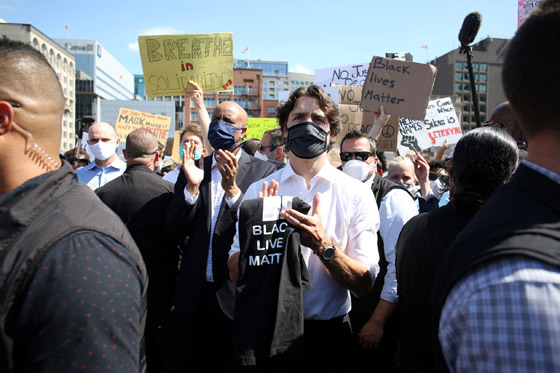 رئيس الوزراء الكندي جاستن ترودو يجثو على ركبته رفضا للعنصرية! صورة رقم 5