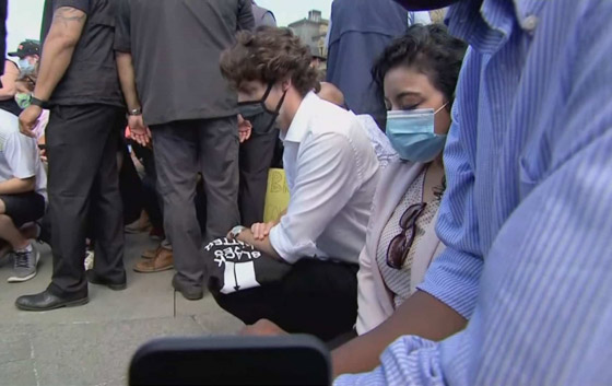 رئيس الوزراء الكندي جاستن ترودو يجثو على ركبته رفضا للعنصرية! صورة رقم 8