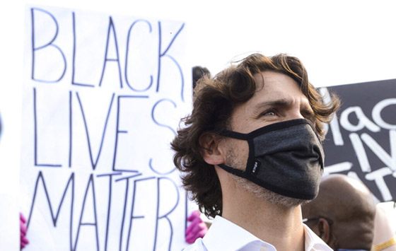 رئيس الوزراء الكندي جاستن ترودو يجثو على ركبته رفضا للعنصرية! صورة رقم 9