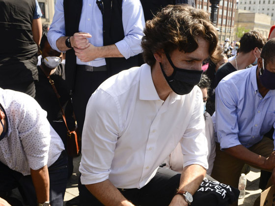 رئيس الوزراء الكندي جاستن ترودو يجثو على ركبته رفضا للعنصرية! صورة رقم 10