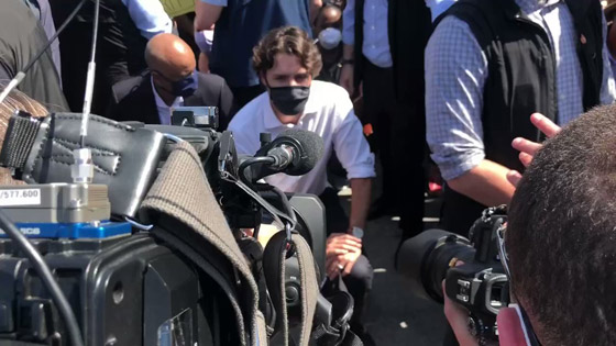 رئيس الوزراء الكندي جاستن ترودو يجثو على ركبته رفضا للعنصرية! صورة رقم 11