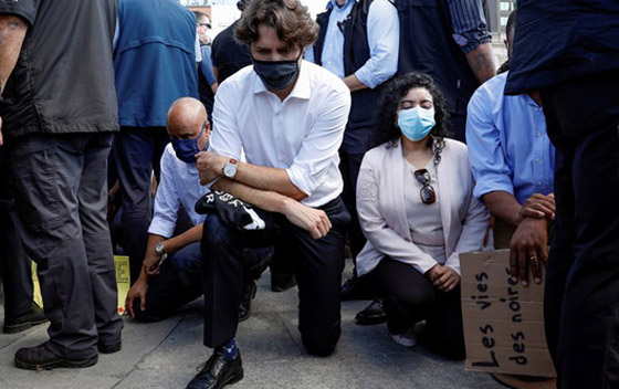 رئيس الوزراء الكندي جاستن ترودو يجثو على ركبته رفضا للعنصرية! صورة رقم 12