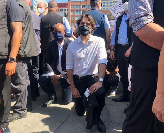 رئيس الوزراء الكندي جاستن ترودو يجثو على ركبته رفضا للعنصرية! صورة رقم 4