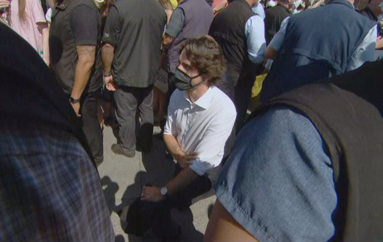 رئيس الوزراء الكندي جاستن ترودو يجثو على ركبته رفضا للعنصرية! صورة رقم 15