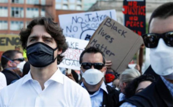 رئيس الوزراء الكندي جاستن ترودو يجثو على ركبته رفضا للعنصرية! صورة رقم 19