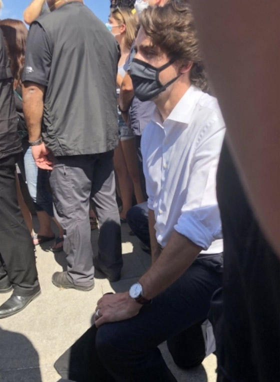 رئيس الوزراء الكندي جاستن ترودو يجثو على ركبته رفضا للعنصرية! صورة رقم 20