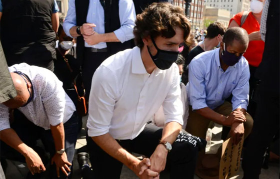 رئيس الوزراء الكندي جاستن ترودو يجثو على ركبته رفضا للعنصرية! صورة رقم 21