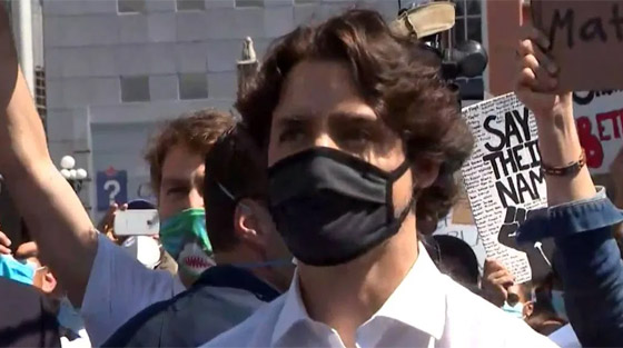 رئيس الوزراء الكندي جاستن ترودو يجثو على ركبته رفضا للعنصرية! صورة رقم 22