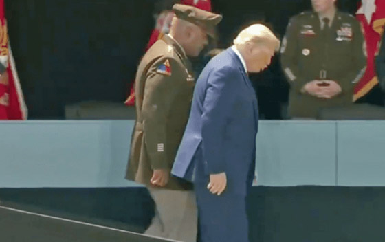 ترامب ليس على ما يرام.. يشرب المياه بكلتا يديه ويسير ببطء! والرئيس يرد صورة رقم 6 ترامب ليس على ما يرام.. يشرب المياه بكلتا يديه ويسير ببطء! والرئيس يرد صورة رقم 6