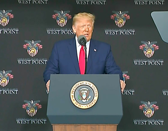 ترامب ليس على ما يرام.. يشرب المياه بكلتا يديه ويسير ببطء! والرئيس يرد صورة رقم 7 ترامب ليس على ما يرام.. يشرب المياه بكلتا يديه ويسير ببطء! والرئيس يرد صورة رقم 7