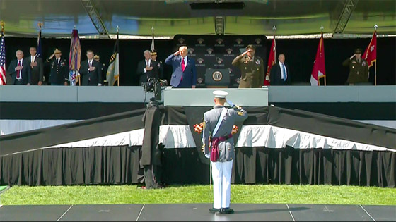 ترامب ليس على ما يرام.. يشرب المياه بكلتا يديه ويسير ببطء! والرئيس يرد صورة رقم 9 ترامب ليس على ما يرام.. يشرب المياه بكلتا يديه ويسير ببطء! والرئيس يرد صورة رقم 9