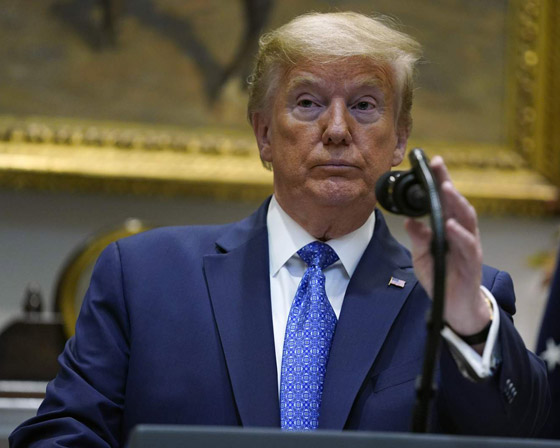 ترامب ليس على ما يرام.. يشرب المياه بكلتا يديه ويسير ببطء! والرئيس يرد صورة رقم 12 ترامب ليس على ما يرام.. يشرب المياه بكلتا يديه ويسير ببطء! والرئيس يرد صورة رقم 12