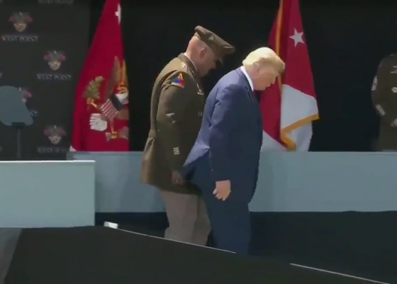 ترامب ليس على ما يرام.. يشرب المياه بكلتا يديه ويسير ببطء! والرئيس يرد صورة رقم 2 ترامب ليس على ما يرام.. يشرب المياه بكلتا يديه ويسير ببطء! والرئيس يرد صورة رقم 2