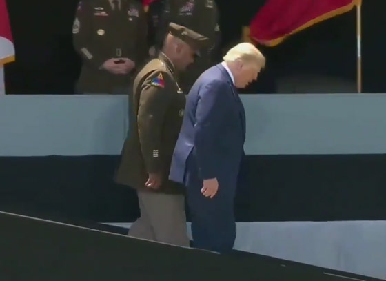 ترامب ليس على ما يرام.. يشرب المياه بكلتا يديه ويسير ببطء! والرئيس يرد صورة رقم 3 ترامب ليس على ما يرام.. يشرب المياه بكلتا يديه ويسير ببطء! والرئيس يرد صورة رقم 3