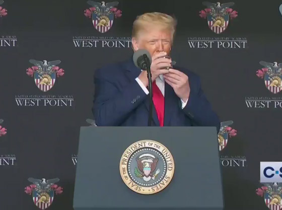 ترامب ليس على ما يرام.. يشرب المياه بكلتا يديه ويسير ببطء! والرئيس يرد صورة رقم 4 ترامب ليس على ما يرام.. يشرب المياه بكلتا يديه ويسير ببطء! والرئيس يرد صورة رقم 4