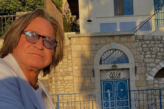 صورة والد جيجي حديد أمام منزله في فلسطين يسترجع ذكريات الطفولة صورة رقم 6