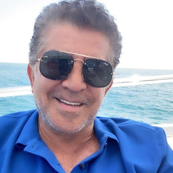 احدث صور النجوم: فيفي عبده تكشف اكتافها ومحمد عز يستمتع بالعطلة صورة رقم 7