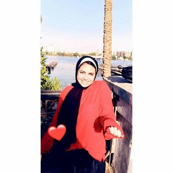 ينحني ليربط حذاء ابنته فتلهب صورته مواقع التواصل.. الأب يروي صورة رقم 2