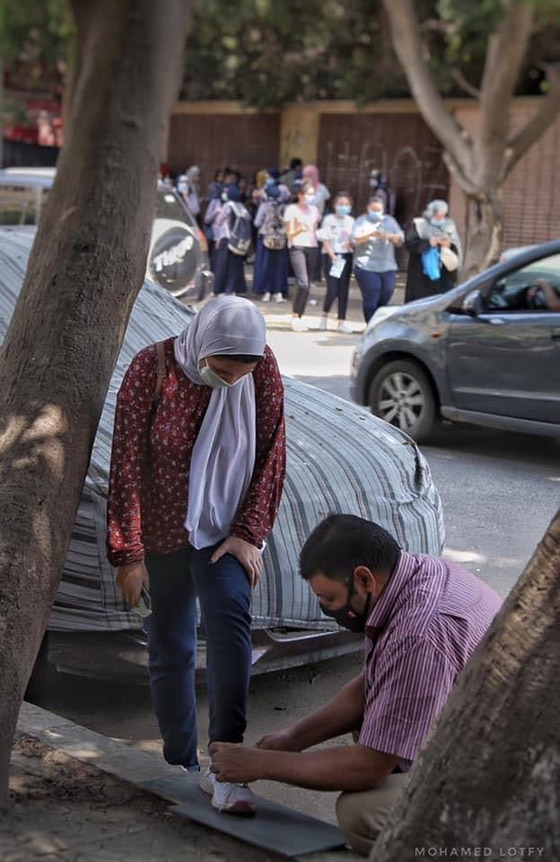 ينحني ليربط حذاء ابنته فتلهب صورته مواقع التواصل.. الأب يروي صورة رقم 1