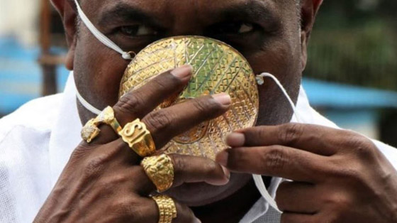 يتباهى بكمامته الأغلى ثمناً.. ويشك في قدرتها على حمايته صورة رقم 1