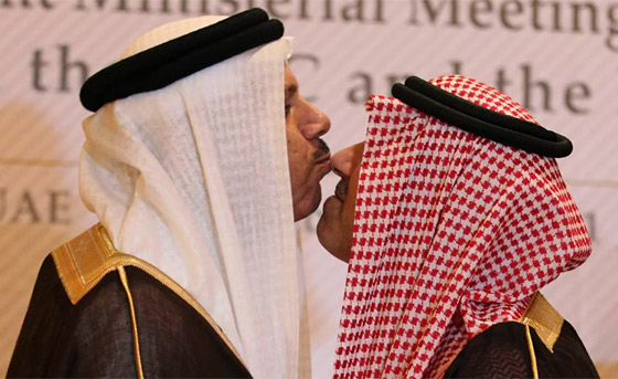بالصور.. شاهدوا قبلات من أشهر الشخصيات السياسية العالمية صورة رقم 6