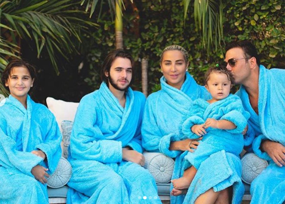 للمرة الأولى جويل مردينيان تكشف وجه إبنها بالتبنّي صورة رقم 1